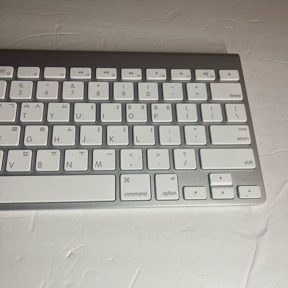 Genuine Apple Magic A1314 Bluetooth Wireless Slim Aluminum Keyboard Silver with - Picture 3 of 6